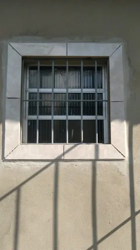 Casa 2 Dormitórios Em Bairro Residencial, Próximo A Comércios, Escolas, Transportes E Muito Mais!