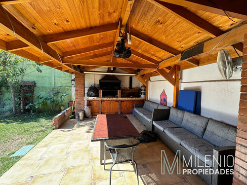 Casa Con Amplio Patio, Parque Rojas Magallanes