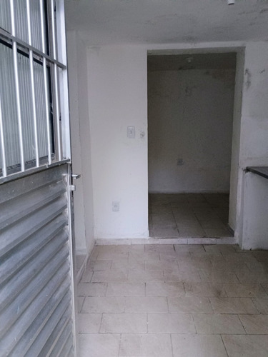 Casa Simples, 2 Dorm., Independente, A 700 Metros Do Metrô Jabaquara. Aluguel 850 Reais