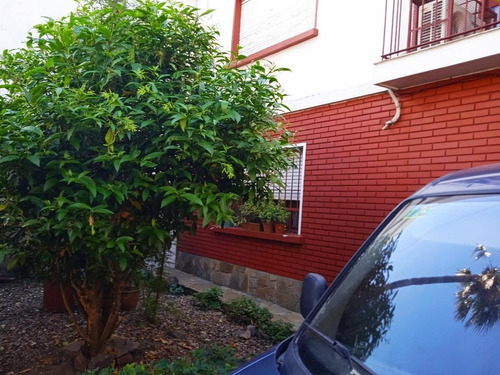 Gran Casa Con Entrada Lateral Al Fondo Prox Av Burgues Y Av Bvar Artigas