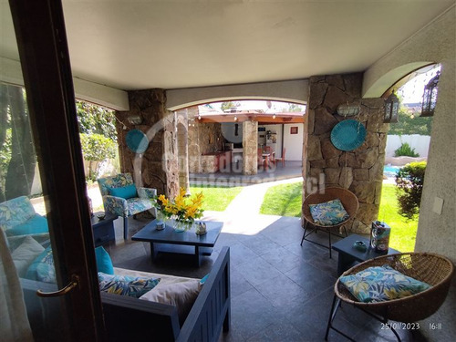 Casa En Venta De 6 Dorm. En La Reina