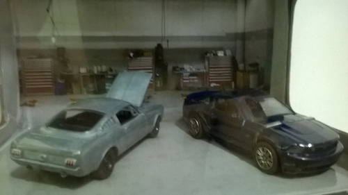 Diorama Gl Muscle Mustang´s 1965/2005 Limited Edition 1/64