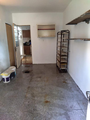 Casa Con 2 Dormitorios, Garage Cubierto Y Fondo Libre. Banfield Este.-