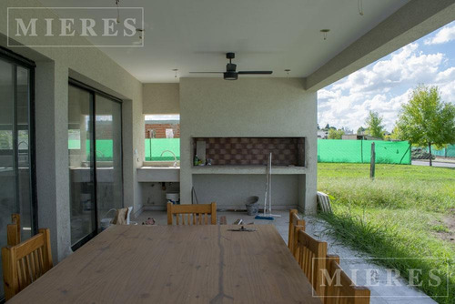 Impecable Casa De Dos Plantas En Construccion En Lagoon Pilar