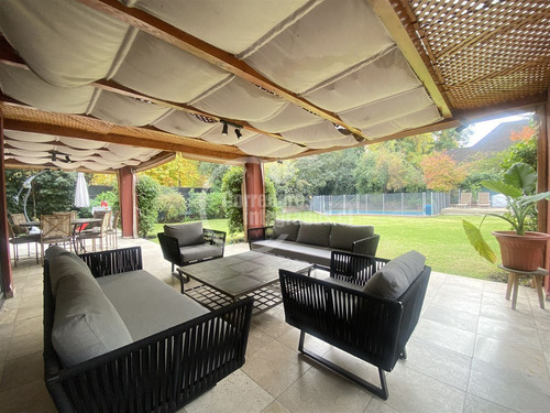 Casa En Venta De 7 Dorm. En Vitacura Santa María.san Benito.