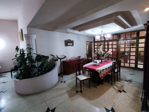 Hermosa Casa-quinta Bifamiliar De 426 Mts2 En La Urbanización Colinas De Vista Alegre Con Entradas Independientes