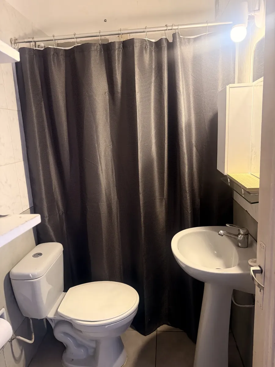 Casa Muy Acogedora Y Practica. Cuenta Con Living Comedor Separado, Baño , Cocina  Patio Con Parrillero Y Un Dormitorio Amplio Con Balcon Y Ventana A Azotea. La Escalera Es Amplia Y Segura . · Foto 5
