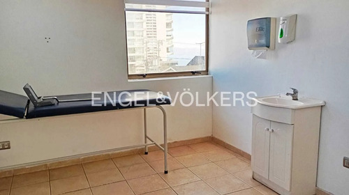 Amplia Oficina Con Consultas Y Salas Multiuso