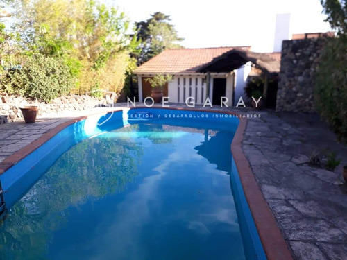 Casa En Venta Con Un Hermoso Parque Y Piscina