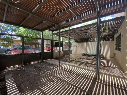 Casa De 3 Dormitorios Con Parrillero, Pileta Y Galería - Fisherton