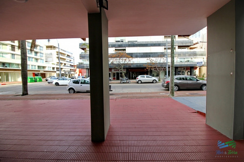 Local Con Baño En Venta Sobre Av. Gorlero, Peninsula. Punta Del Este- Ref: 2833