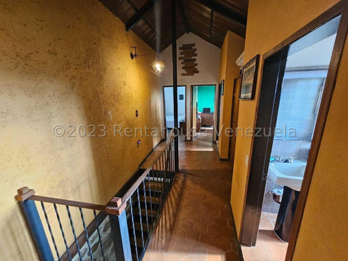 Bella Casa Tipo Chalet Holandés En Venta San Antonio De Los Altos 24-9993 Edf