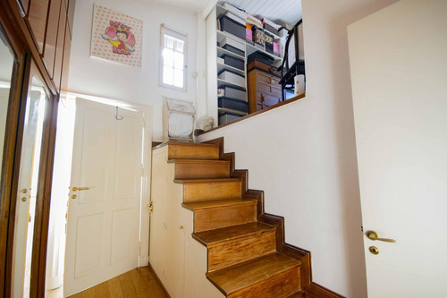 Casa De 7 Ambientes De Estilo Arquitectónico Antiguo En Venta En Florida.