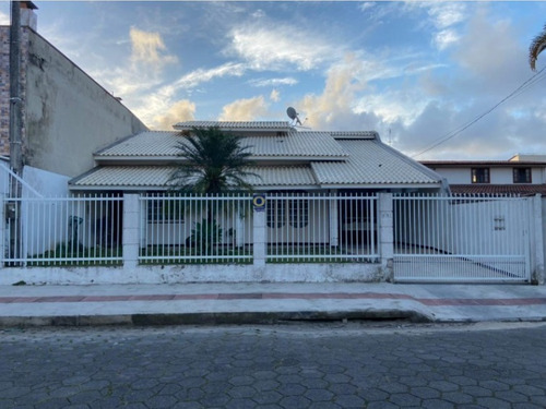 Imagem 1 de 7 de Excelente Casa Com Piscina E Jacuzzi Área De Festas 4 Dormitórios Em Camboriú Bairro Areias Próximo Ao Centro