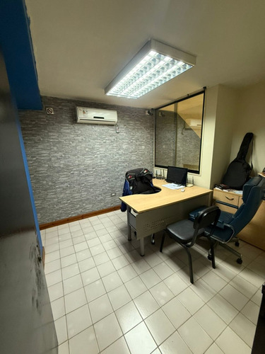 Oficina En Venta, Ubicada En Urb. Calicanto.