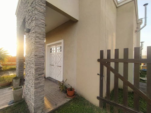 Imagen 5 de 30 de Venta Casa Moderna, Barrio Laguna Azul