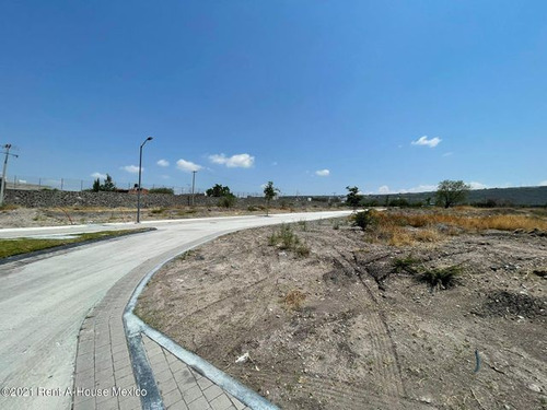 Terreno En Venta, Esquina 2 Frentes La Espiga Querétaro 