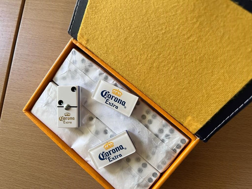 Domino Corona Extra Fondo Blanco Estuche Libro