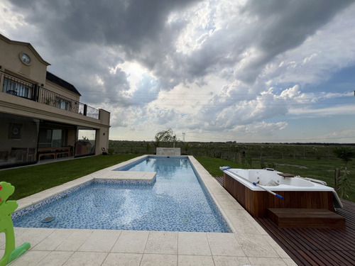 Casa En Venta En San Lucas, Canning, San Vicente