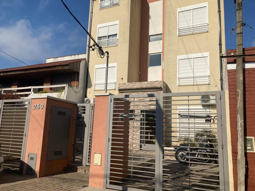 Imagen 2 de 17 de Departamento En Venta De 2 Amb. Con Patio Y Cochera En Ramos Mejia