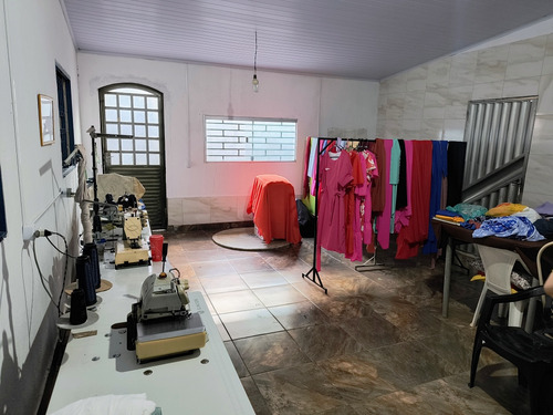 Casa Com Piscina E Barracão No Fundo