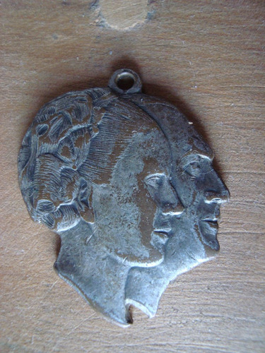 Antigua Medalla Peron Y Evita Escudo Peronismo. 3,5 Cm