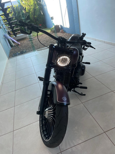 Harley Davidson Breakout Customizada