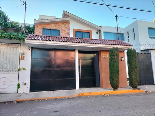 Se Vende Casa En Fraccionamiento Los Arcos En Excelente Ubicación Calle Con Parque Área Verde De Ambos Lados,
