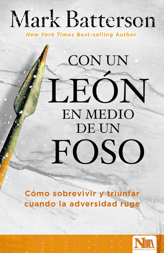 Con Un Leon En Medio De Un Foso
