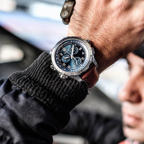 Reloj Hamilton Aviation X-wind Gmt Chrono Quartz H77922541 Malla Marrón Bisel Plateado Fondo Azul