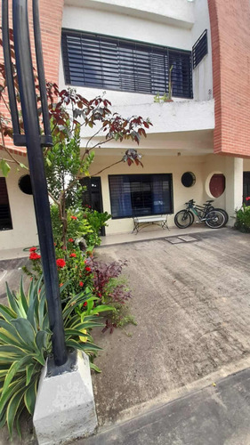 Norail Machado Vende Town House En Resd Mucubaji Naguanagua