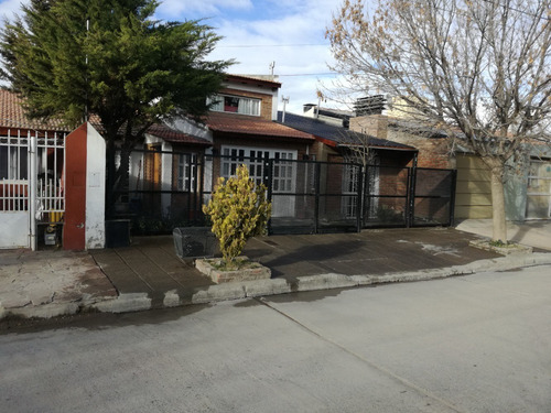Casa 2 Dormitorios (uno En Suite), Dos Baños, Parrilla, Más.
