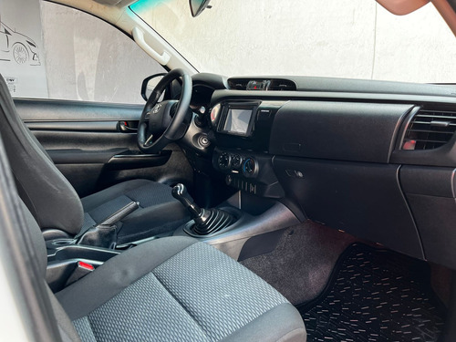 Toyota Hilux 2.7 Cabina Doble Base Mt