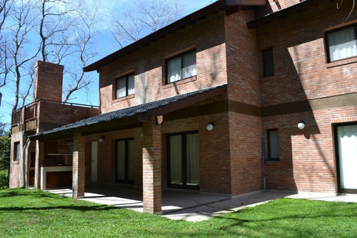 Chalet De Estilo Tradicional En Carilo A 50 Mts Del Mar!!!