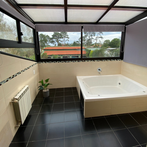 Venta Hermosa Casa De Tres Dormitorios, Cuatro Baños, Barbacoa Y Piscina Ciudad De La Costa Médanos De Solymar