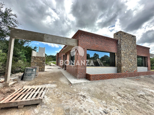 Casa En Venta En Pozo Con Piscina. A 1 Cuadra Y Media De La Playa De Punta Colorada, Piriápolis.