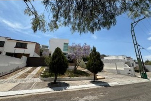 Casa En Venta En El Fraccionamiento Vista Real Country Club, Con Amplio Jardin.