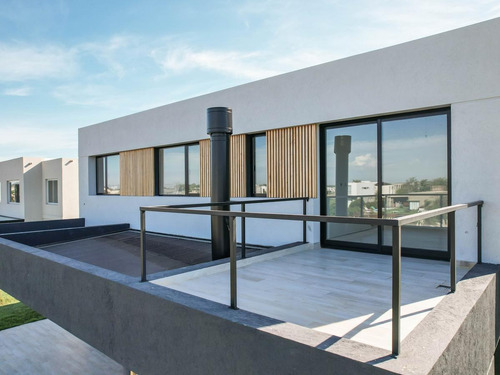 Imagen 6 de 30 de Casa En Venta De 4 Dormitorios, A Estrenar En Barrio Los Ceibos, Puertos Del Lago