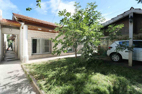 Oportunidad: Casa Con Dos Ph Y Gran Jardín