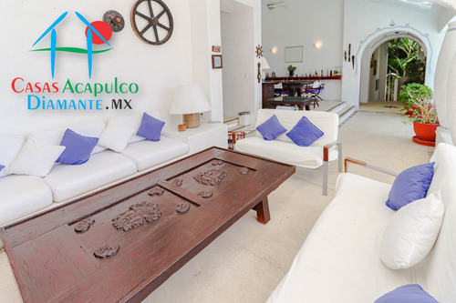 Cad Casa Ticitzin. Terraza Con Alberca, Camastros Y Vista A La Bahía De Acapulco