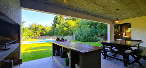 Casa A La Venta En Cul De Sac En Area Residencal 1, Barrio Costa Esmeralda, Venta Equipada.