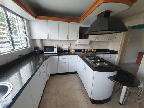 Lorena Inojosa Vende Apartemento En Valles De Camoruco.