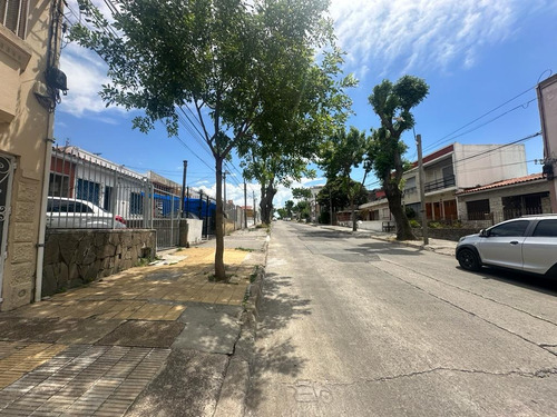 Alquiler Casa Planta Alta Al Frente 2 Dormitorios Balcon Y Terraza Lavadero, Cerrito, Artigas Y Hortiguera