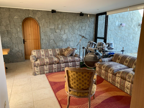 Excelente Parcela Con Amplia Casa, Gran Terreno Y Jardines
