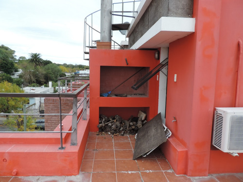 Imagen 6 de 8 de Venta Apartamento En Pleno Centro Con Parrillero Y Cochera