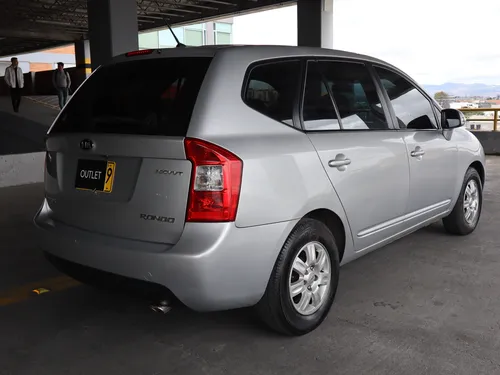 Kia Carens RONDO LX 2.0 MT 4X2 7PSJ
