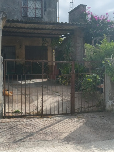 A 2 Cuadras De Av Pedro De Mendoza Y 3 De Av José Belloni. 2 Casas, 2 Y 4 Dorm.