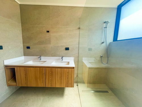 Increible Casa Minimalista-colegio Newland