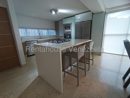 Un Hogar Que Combina Lujo, Amplitud Y Ubicación Privilegiada ___ Rahml ___ 25-21807