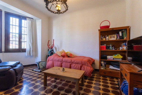 Única En Su Estilo. Venta De Casa En Malvin, 5 Dormitorios, Padrón Único.